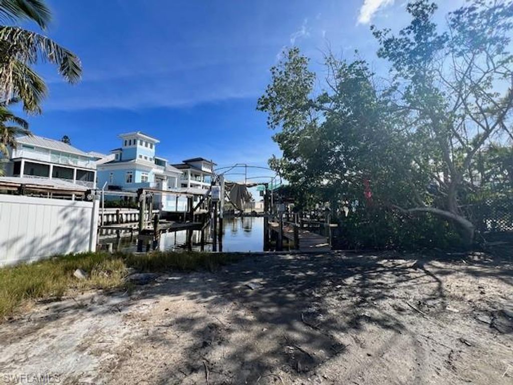 126 Palermo CIR, FORT MYERS BEACH, FL 33931 — photo 2