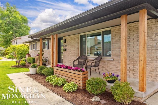 1045 Marian Court, Grosse Pointe Woods, MI 48236