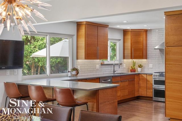 1045 Marian Court, Grosse Pointe Woods, MI 48236
