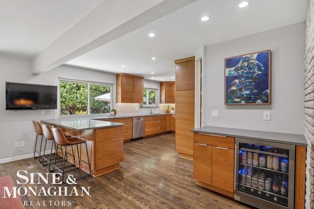 1045 Marian Court, Grosse Pointe Woods, MI 48236