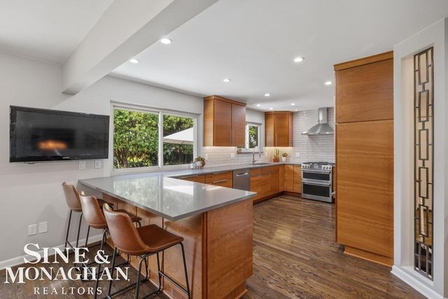 1045 Marian Court, Grosse Pointe Woods, MI 48236