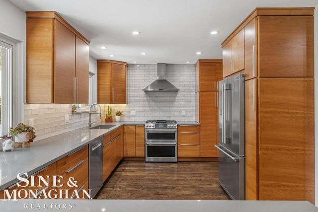 1045 Marian Court, Grosse Pointe Woods, MI 48236