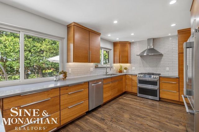 1045 Marian Court, Grosse Pointe Woods, MI 48236