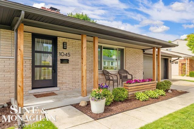 1045 Marian Court, Grosse Pointe Woods, MI 48236