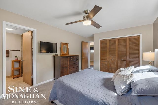 1045 Marian Court, Grosse Pointe Woods, MI 48236