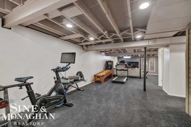 1045 Marian Court, Grosse Pointe Woods, MI 48236