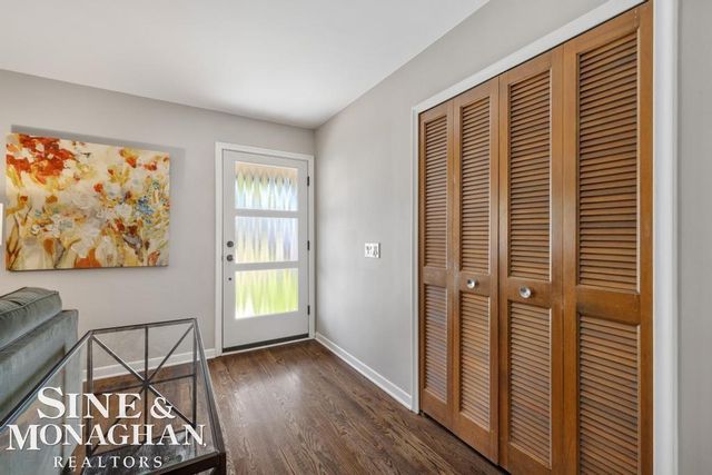 1045 Marian Court, Grosse Pointe Woods, MI 48236