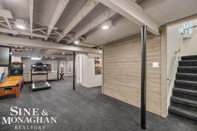 1045 Marian Court, Grosse Pointe Woods, MI 48236