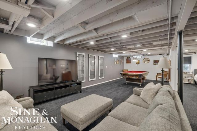 1045 Marian Court, Grosse Pointe Woods, MI 48236