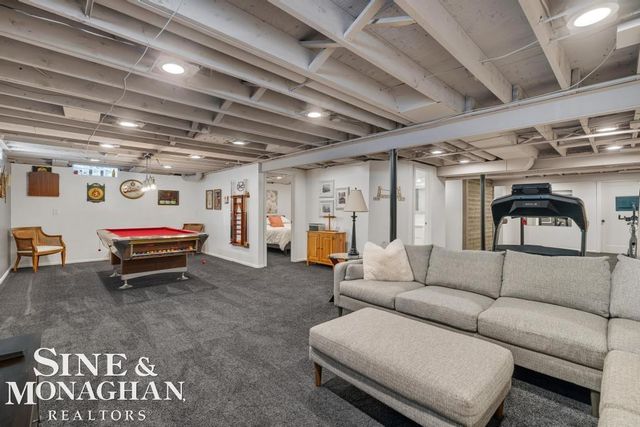 1045 Marian Court, Grosse Pointe Woods, MI 48236
