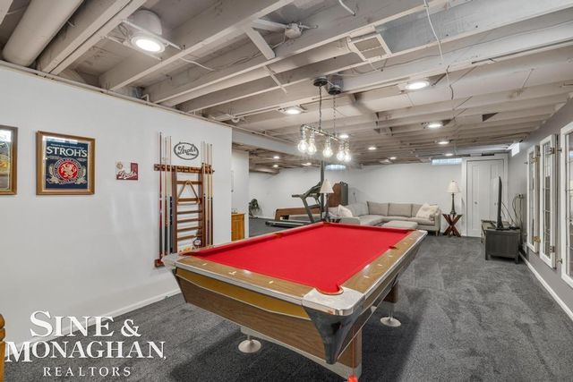 1045 Marian Court, Grosse Pointe Woods, MI 48236