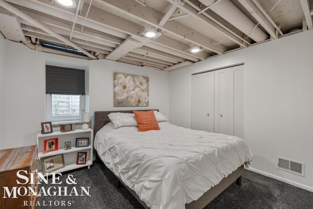1045 Marian Court, Grosse Pointe Woods, MI 48236