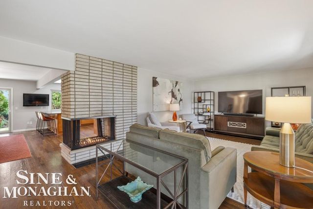1045 Marian Court, Grosse Pointe Woods, MI 48236