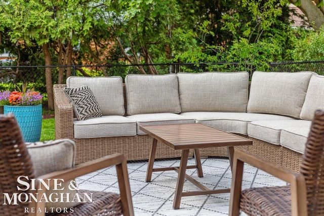 1045 Marian Court, Grosse Pointe Woods, MI 48236