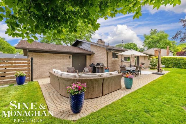 1045 Marian Court, Grosse Pointe Woods, MI 48236