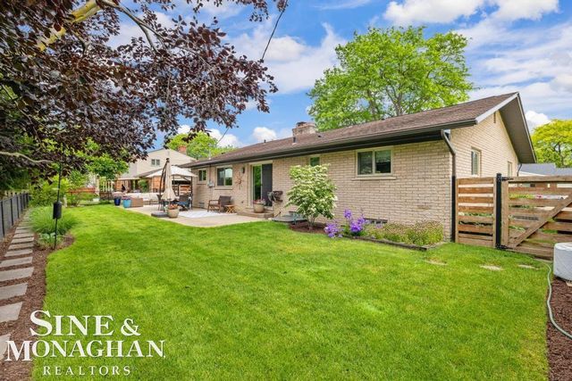 1045 Marian Court, Grosse Pointe Woods, MI 48236