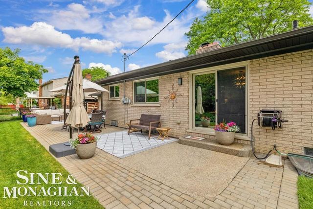 1045 Marian Court, Grosse Pointe Woods, MI 48236