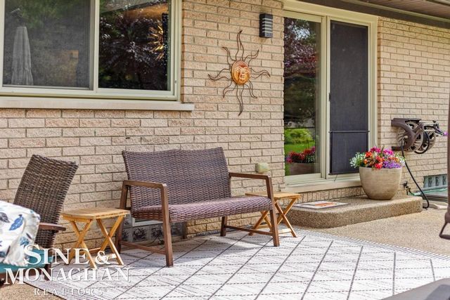 1045 Marian Court, Grosse Pointe Woods, MI 48236