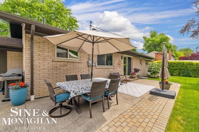 1045 Marian Court, Grosse Pointe Woods, MI 48236