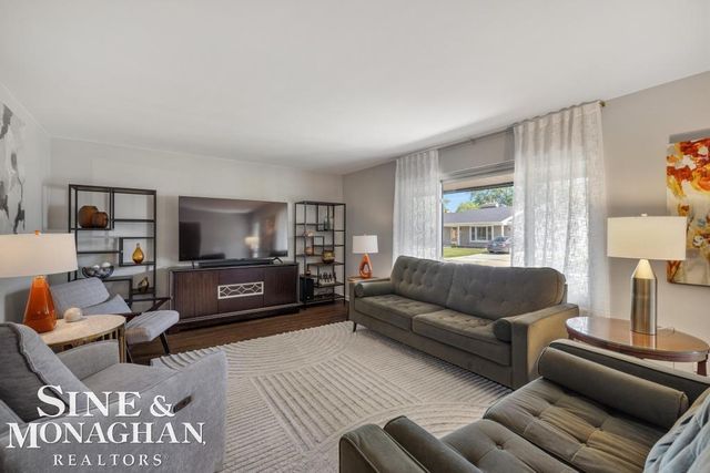 1045 Marian Court, Grosse Pointe Woods, MI 48236