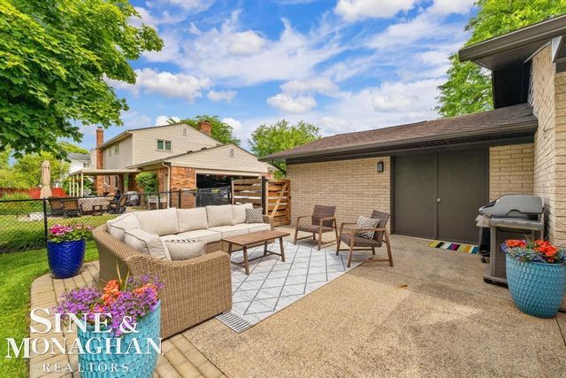 1045 Marian Court, Grosse Pointe Woods, MI 48236