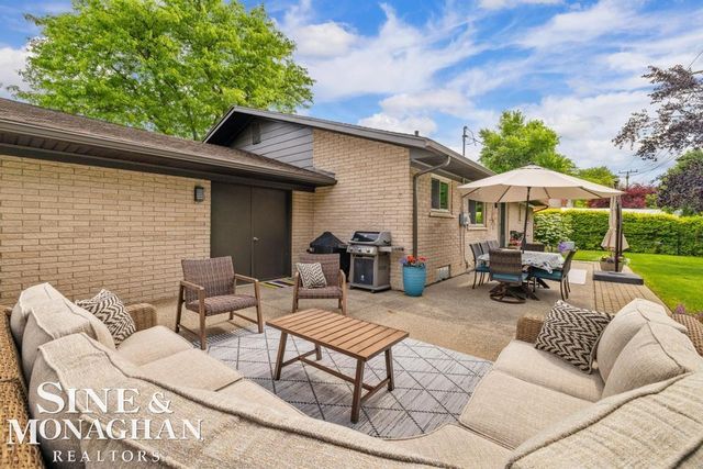 1045 Marian Court, Grosse Pointe Woods, MI 48236