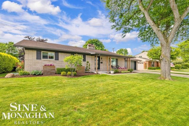 1045 Marian Court, Grosse Pointe Woods, MI 48236