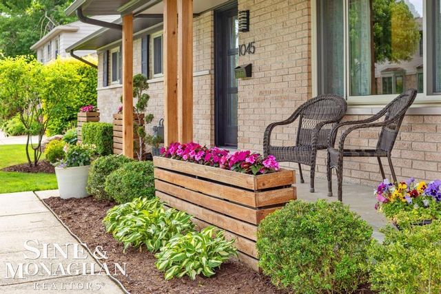 1045 Marian Court, Grosse Pointe Woods, MI 48236