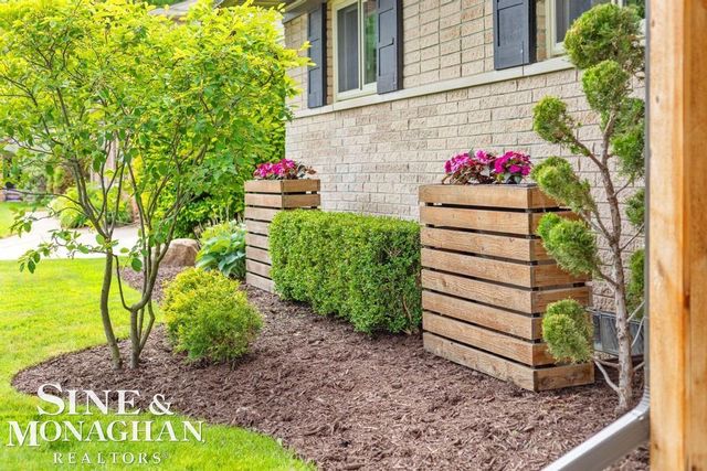 1045 Marian Court, Grosse Pointe Woods, MI 48236