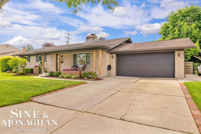 1045 Marian Court, Grosse Pointe Woods, MI 48236