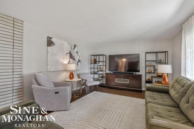 1045 Marian Court, Grosse Pointe Woods, MI 48236