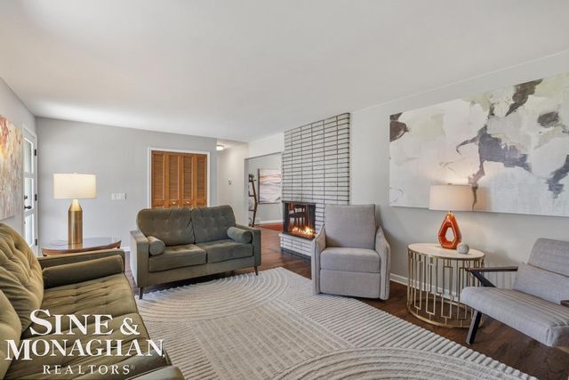 1045 Marian Court, Grosse Pointe Woods, MI 48236