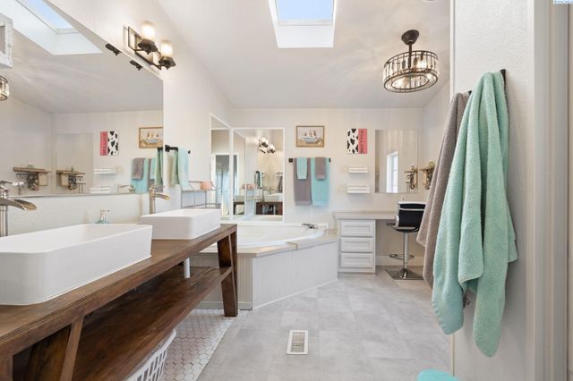 6103 S 56 Pr Se, Benton City, WA 99320