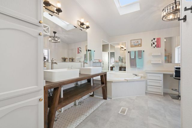 6103 S 56 Pr Se, Benton City, WA 99320