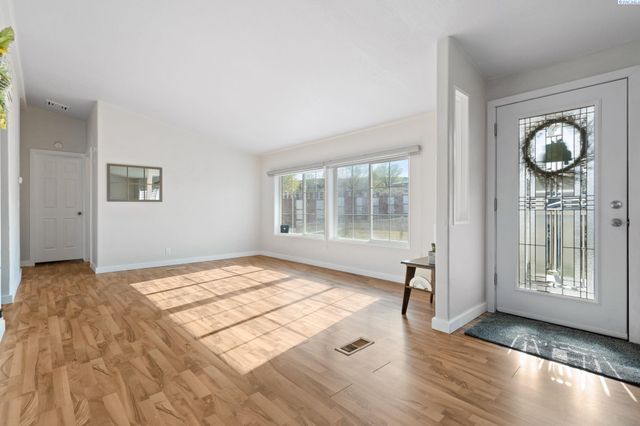 6103 S 56 Pr Se, Benton City, WA 99320