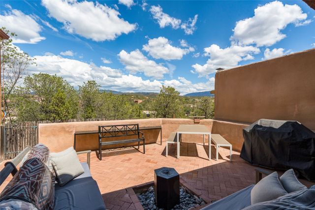 233 Camino De La Sierra, Santa Fe, NM 87501