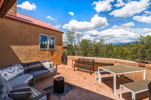 233 Camino De La Sierra, Santa Fe, NM 87501