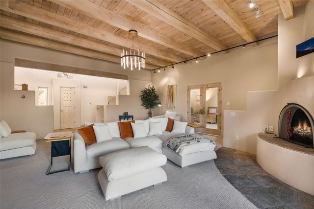 233 Camino De La Sierra, Santa Fe, NM 87501