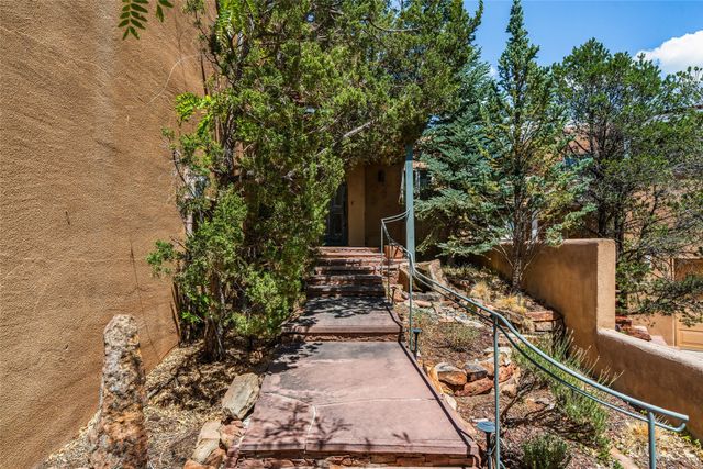 233 Camino De La Sierra, Santa Fe, NM 87501