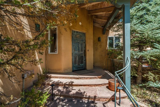 233 Camino De La Sierra, Santa Fe, NM 87501