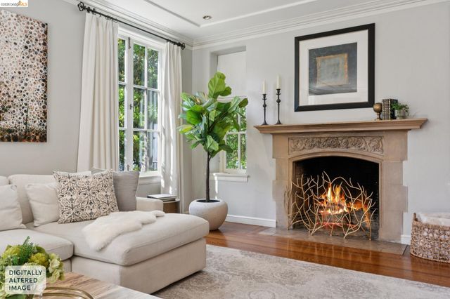 901 Paramount Rd, Oakland, CA 94610