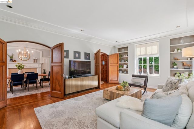 901 Paramount Rd, Oakland, CA 94610
