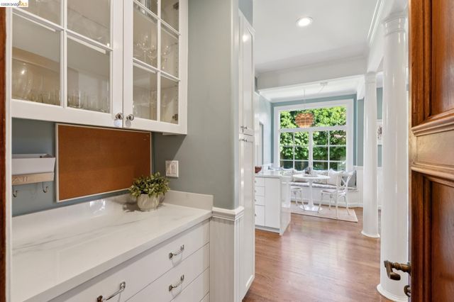 901 Paramount Rd, Oakland, CA 94610