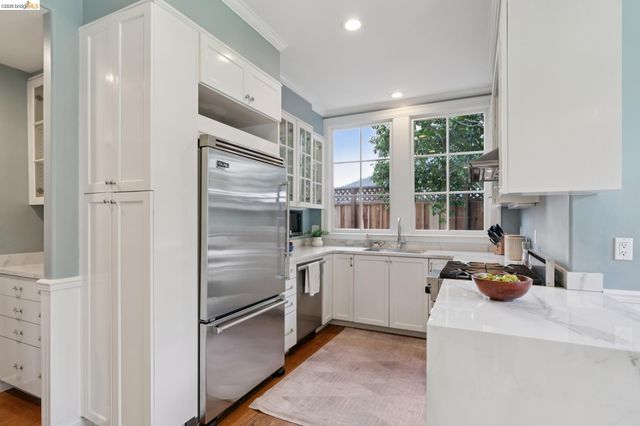 901 Paramount Rd, Oakland, CA 94610