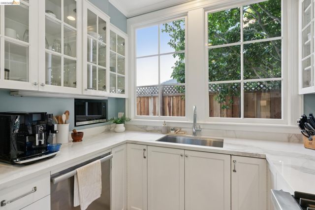 901 Paramount Rd, Oakland, CA 94610