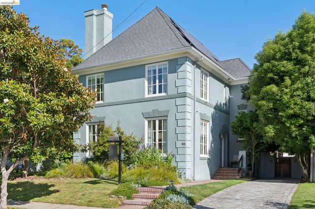 901 Paramount Rd, Oakland, CA 94610