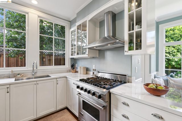901 Paramount Rd, Oakland, CA 94610