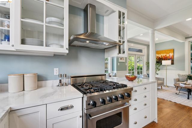 901 Paramount Rd, Oakland, CA 94610