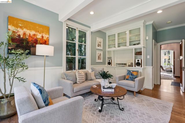 901 Paramount Rd, Oakland, CA 94610