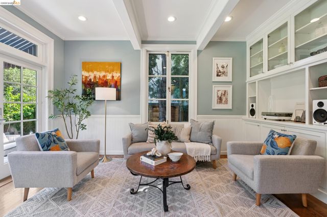 901 Paramount Rd, Oakland, CA 94610